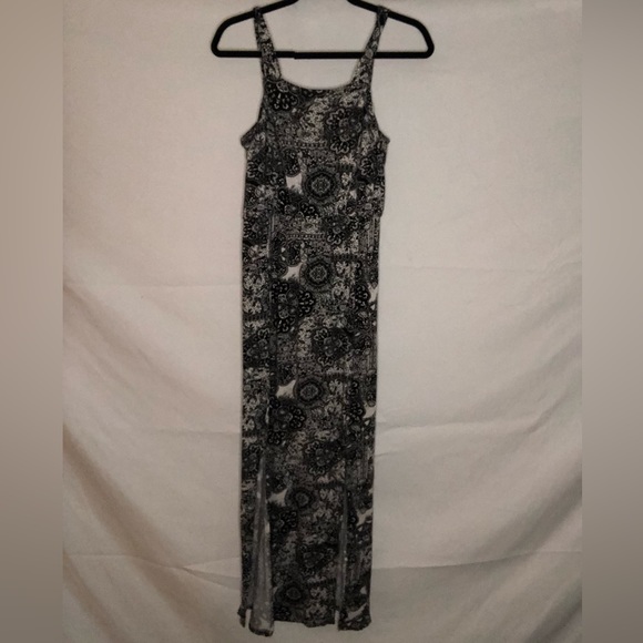 Black and white patterned summer dress with slits. - Picture 4 of 4
